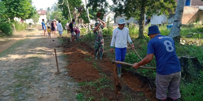Ciptakan Kebersihan dan Kekompakan, Babinsa Laksanakan Gotong Royong Bersama Warga