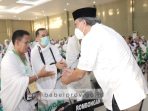 Pj Gubernur Berangkatkan Calon Jemaah Haji Kepulauan Bangka Belitung Melalui Embarkasi Antara