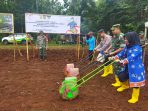 Manfaatkan Lahan Tidur, Koramil Labuhan Maringgai Tanam Jagung