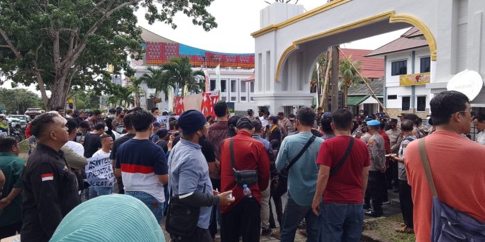 Puluhan Wartawan yang Tergabung di PWI, AJI dan IJTI Gelar Demonstrasi Depan Kantor Kajati Babel