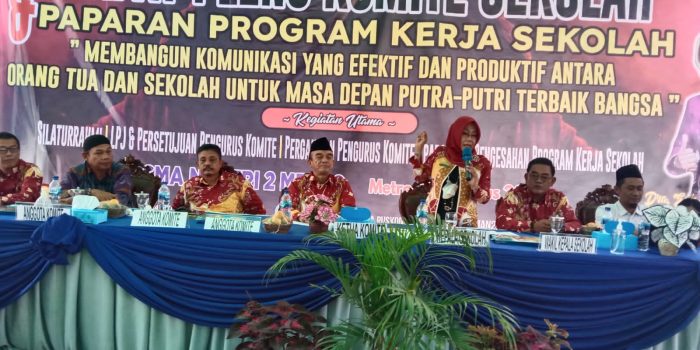 Kepala SMAN 2 Metro Enie Augus Junaety Gelar Rapat Pleno Komite Sekolah