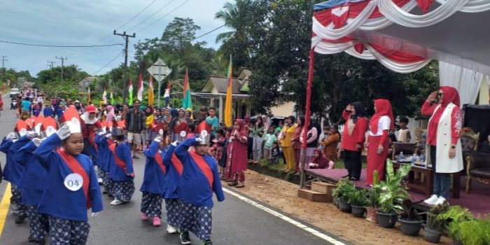Wabup Debby Semangati Peserta Pawai Baris Indah Desa Keposang