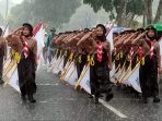 Peserta Pawai Barisan Indah Basel harus Berjuang Terobos Hujan