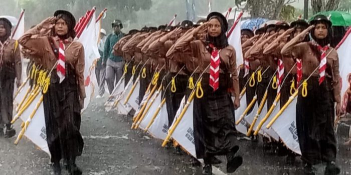 Peserta Pawai Barisan Indah Basel harus Berjuang Terobos Hujan