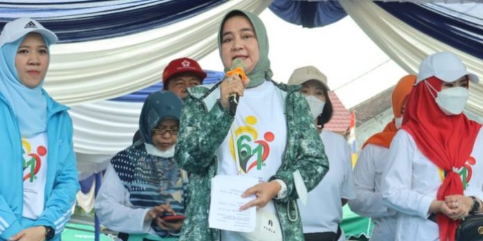 Ketua TP PKK Lampung Riana Sari Arinal Melepas Peserta Jalan Sehat