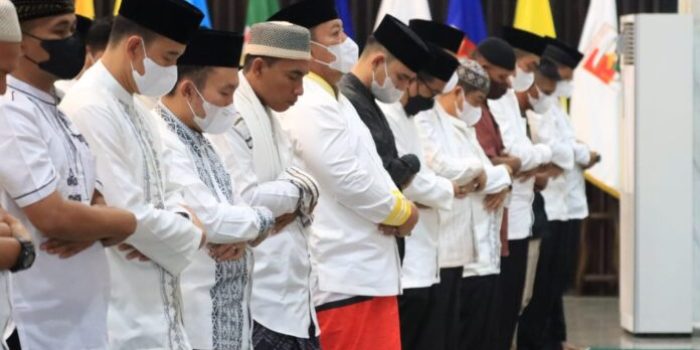 Gubernur Lampung Arinal Djunaidi Bersama Wagub Chusnunia Chalim Shalat Ied Idul Adha 1443 H di Rumdis 