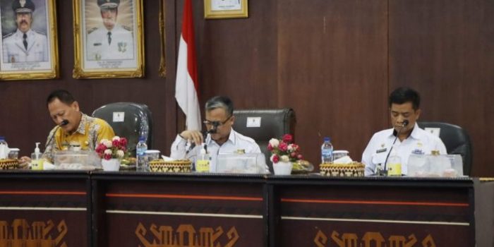 Asisten Admistrasi Umum Pemprov Lampung Senen Mustakim Pimpin Rapat Persiapan HUT RI ke-77 