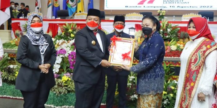 Arinal Djunaidi Berikan Penghargaan pada Mantan Gubernur Lampung Priode 1989 – 2003