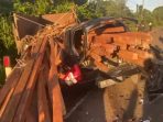 Seruduk Dump Truk Bermuatan Kayu Penumpang Minibus Meninggal Ditempat
