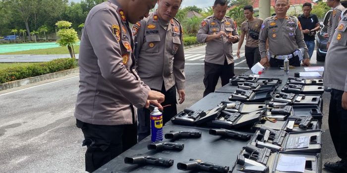 Personel Polres Bangka Barat Cek Senjata Api (Senpi) Dinas Personil