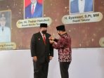 Gubernur Lampung Arinal Djunaidi dan Ketua TP PKK Provinsi Lampung Raih Penghargaan MKK 2022 dari BKKBN