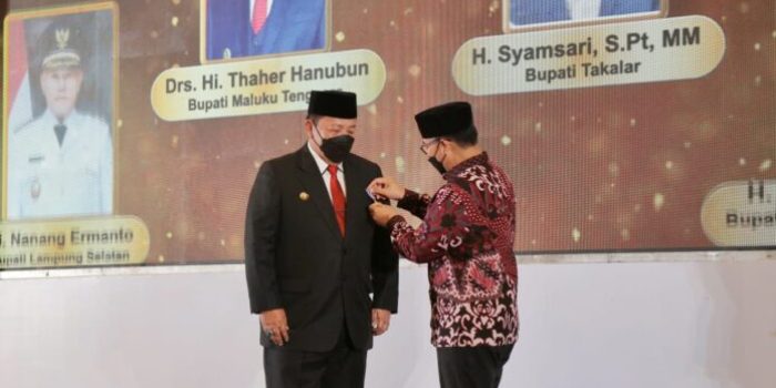 Gubernur Lampung Arinal Djunaidi dan Ketua TP PKK Provinsi Lampung Raih Penghargaan MKK 2022 dari BKKBN