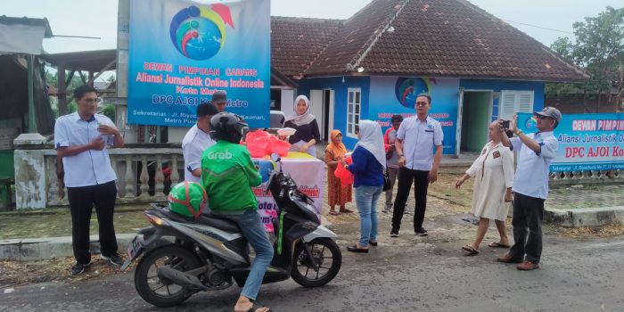 DPC AJOI Kota Metro Berbagi Ratusan Nasi Kota Moment Jum’at Berkah