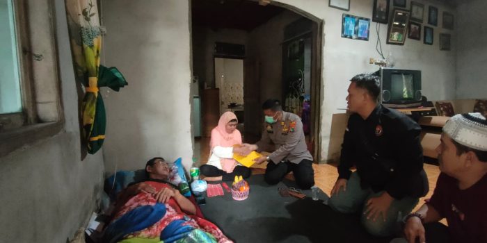 Wujud Rasa Empati, Jajaran Kapolres Bangka Jenguk Ketua DPD PPWI Sedang Sakit