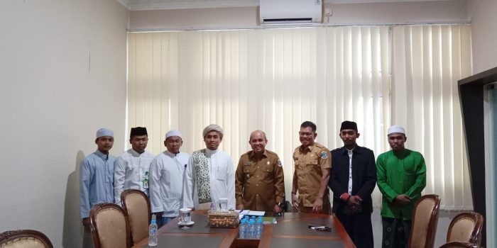 Maulan Aklil Disambangi Raden KH Abdul Aziz Achmad Sahli Al-Hafidz dari Madura