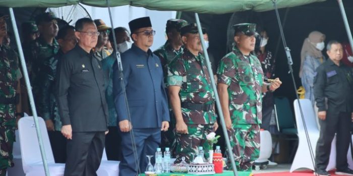 Wakili Gubernur Sekda Prov Lampung Fahrizal Darminto Hadiri Upacara Pengantaran Satgas Operasi Pamtas RI PNG Yonif 143/TWEJ 2022 di Panjang
