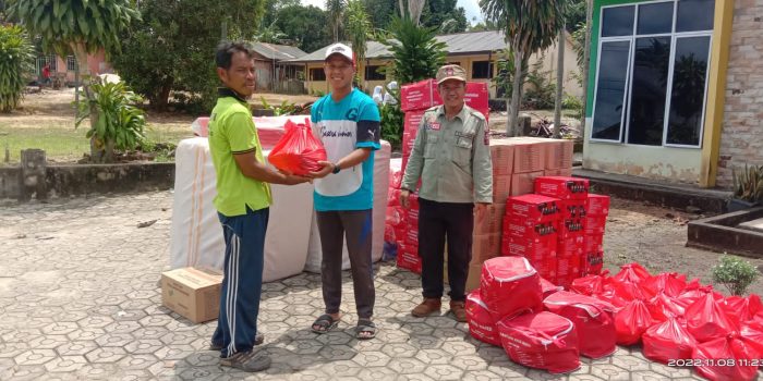 Pasca Banjir, Kades Bedengung Serahkan Bantuan Kepada Masyarakat Terdampak dari Dinsos Basel
