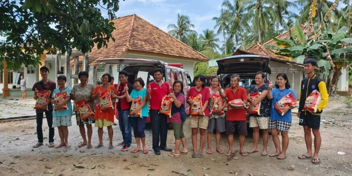Tebarkan Kebajikan Rudi Center dan Eri Gustian Anggota Dewan Bangka Berbagi Sembako Bersama