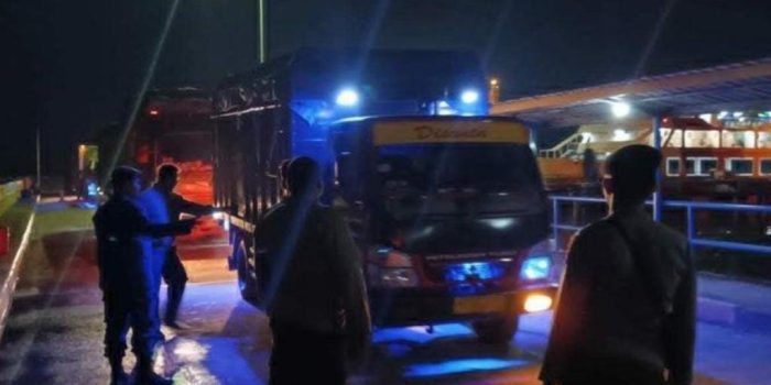 Polsek Mentok Cegah Penyeludupan Periksa Kendaraan Keluar Masuk Pelabuhan Tanjungkalian