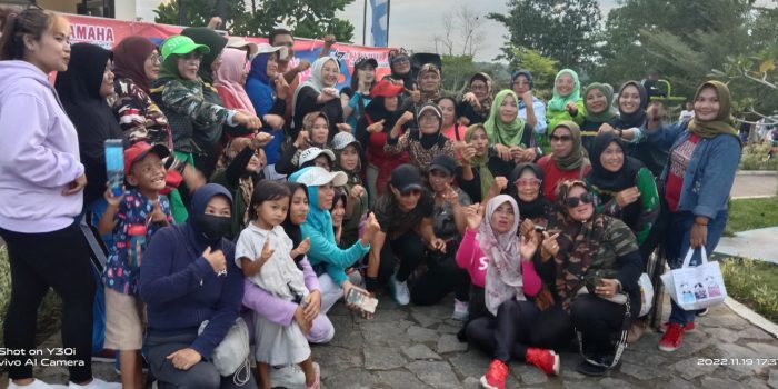 Keluarga Besar FKPPI Senam Kebugaran di Taman Dealova Bersama Instruktru Senam Groub Plaza Ramayana PKP 