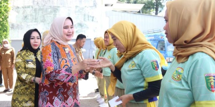 Riana Sari Arinal Ketua Perwosi Prov  Melepas Keberangkatan Kontingen Perwakilan Lampung