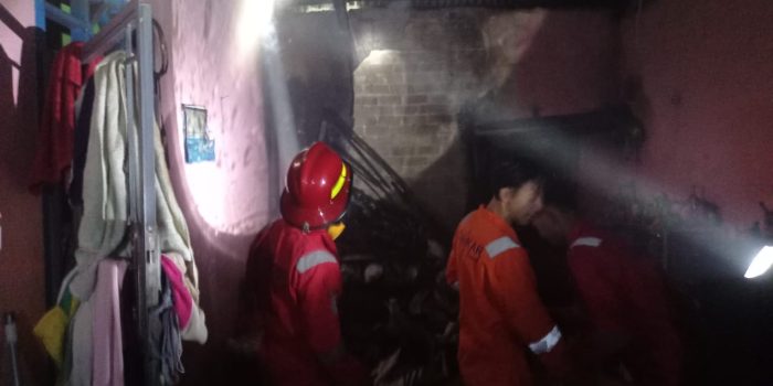 Diduga Korsleting Listrik Rumah Warga Jalan Selamet Dilalap Si Jago Merah