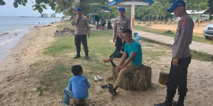 Sat Polairud Menghimbau Pengunjung Pantai Agar Berhati-hati Saat Bermain di Pantai