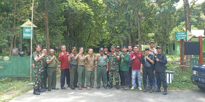 Sinergi Babinsa Koramil 01/LBR Bersama Polhut Sosialisasi Warga yang Hendak Liburan ke TNWK
