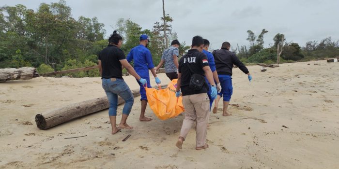 Sat Polair Polres Bangka Barat Evakuasi Penemuan Mayat Visum di Pantai Tembelok