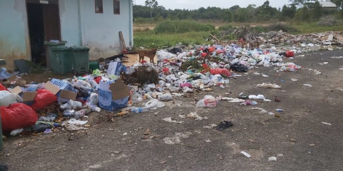 Miris! Limbah Sampah RSUD Basel Berserakan, Tolong Persiapkan Kontainer Sampah!!