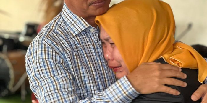 Tangis Haru Srikandi Dipelukan Sang Suami Usai Mutasi Jabatan Menjadi Staff Ahli Walikota Pangkalpinang