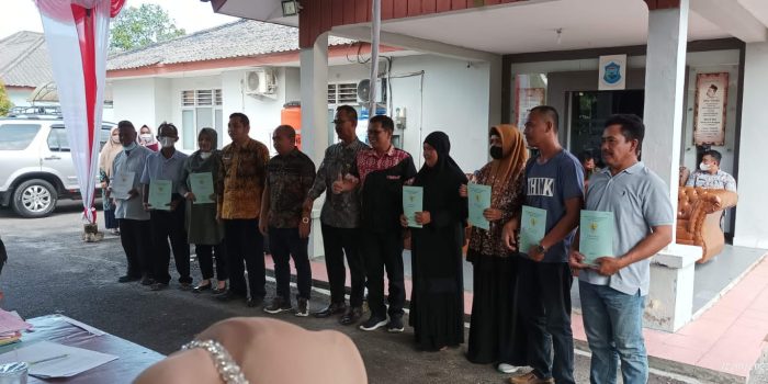Walikota Pangkalpinang Memberikan Pengesahan Sertifikat PTSL dan SHAT di Kecamatan Bukit Intan