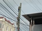 Seolah Ada Ilmu Kebal, Pekerja Papan Reklame di Jalan Jendral Sudirman Toboali Abaikan K3