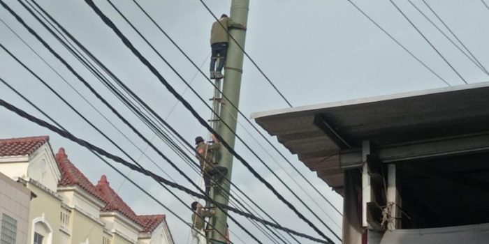 Seolah Ada Ilmu Kebal, Pekerja Papan Reklame di Jalan Jendral Sudirman Toboali Abaikan K3