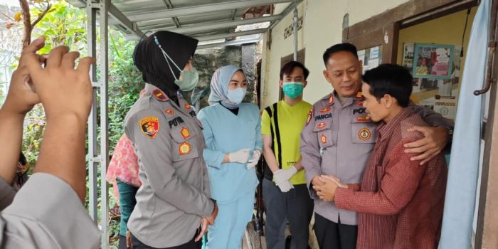 Wujud Perhatian, Kapolsek Metro Pusat Sambangi Warga Sakit dan Beri Bantuan