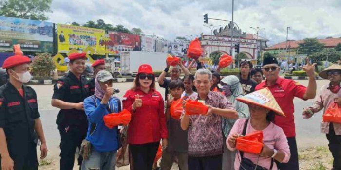 Ni Ketut Dewi Nadi Wakili PDI-P Turun ke Jalan Bagikan Ratusan Bungkus Makanan Sehat Moment Milad PDI-P ke- 50