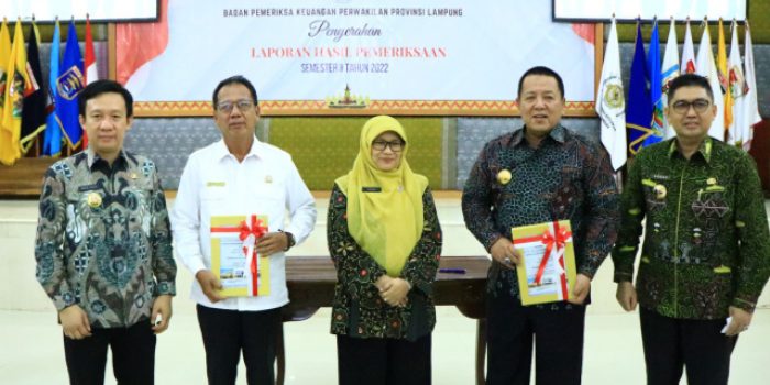 Ketua DPRD Lampung Mingrum Gumay Menerima Penyerahan LHP Semester II 2022