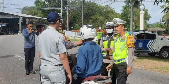 Hari ke-5 Operasi Keselamatan Menumbing 2023 , Satlantas Bangka Barat Membagikan Helm kepada Pengendara R2