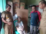 Plt Kadinsos Basel Bersama Lurah dan Camat Kunjungi Penderita Stroke di Kelurahan Teladan