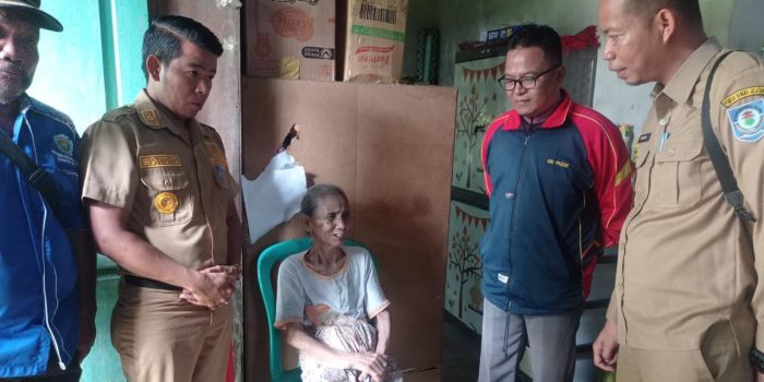 Plt Kadinsos Basel Bersama Lurah dan Camat Kunjungi Penderita Stroke di Kelurahan Teladan