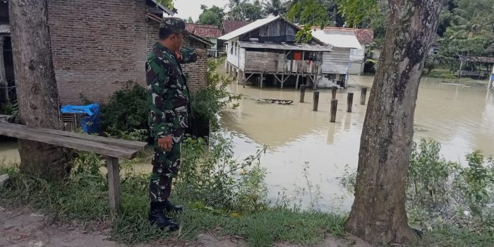 Intensitas Curah Hujan Tinggi, Babinsa Koramil Way Bungur Himbau Warga Tanjung Tirto Waspada