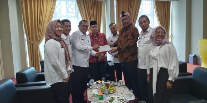 Pemprov Lampung Melalui Kadis Dinsos Drs. Aswarodi Serahkan Berkas Usulan Calaon Pahlawan Nasional ke Mensos RI