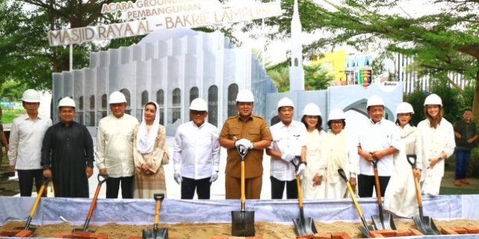 Gubernur Lampung Arunal Djunaidi Lakukan Groundbreaking Pembangunan Masjid Raya Al-Bakrie