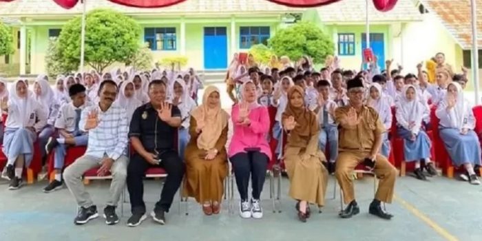 Lesty Putri Utami Anggota DPRD Prov Lampung  Sosper No 19 di SMAN 1 Bakauheni