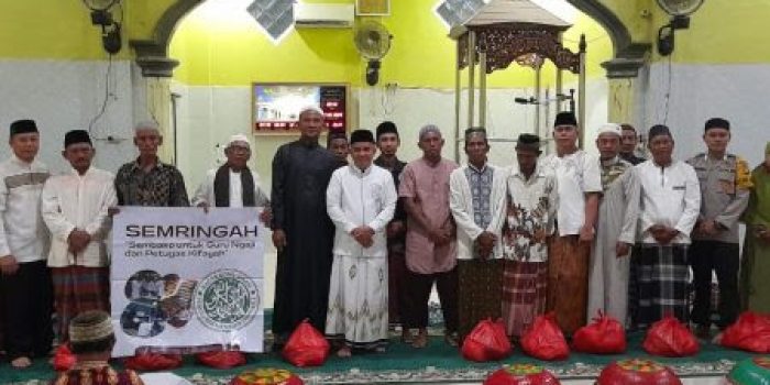 Perayaan Isra Mi’raj di Masjid Baitul Amin Maulan Aklil Serahkan Bantuan Sembako  
