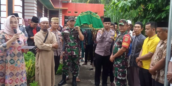 Kades Tanjung Tirto Tutup Usia, Danramil Way Bungur Bersama Anggota Takjiah Kerumah Duka