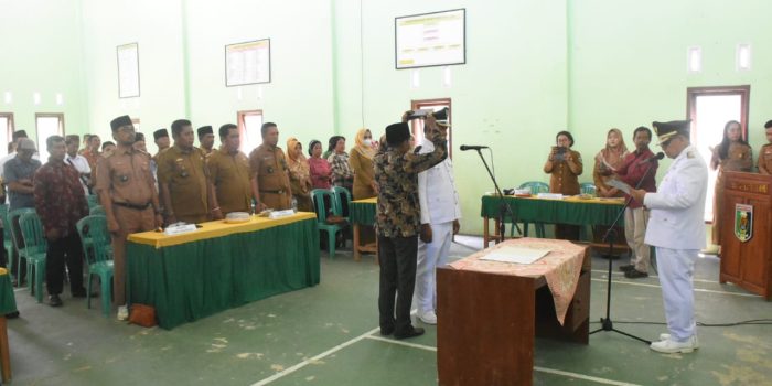 Bupati Dawam Lantik Dua Kepala Desa PAW di Lamtim 