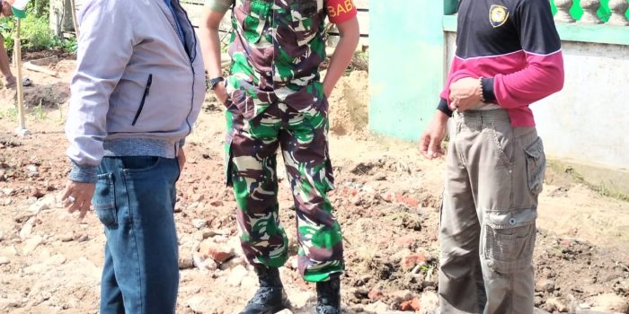 Babinsa, Kades dan Camat Tinjau Lokasi Penimbunan Jalan Berlubang