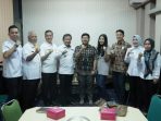 Kusnardi Asisten Perekonomian dan Pembangunan Pemprov Lampung Terima dari Event Manager Sigernation Festival
