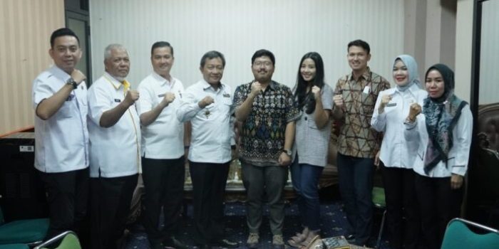Kusnardi Asisten Perekonomian dan Pembangunan Pemprov Lampung Terima dari Event Manager Sigernation Festival